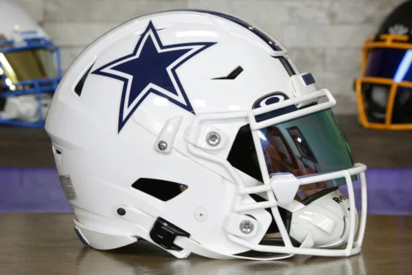 Dallas-Cowboys-Riddell-SpeedFlex-Helmet-Alternate-GG-Edition