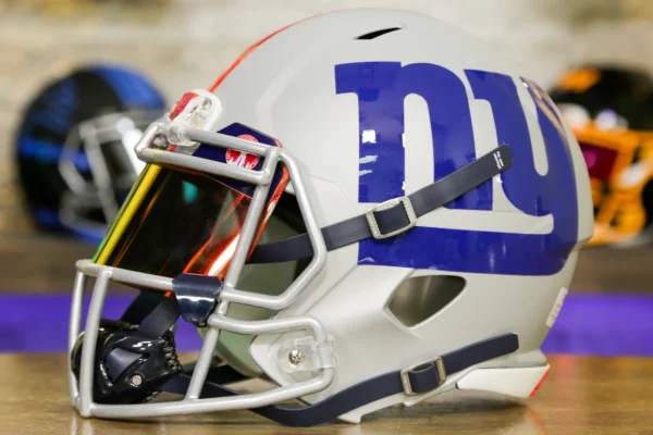 Elevate your game-day gear with the NFL New York Giants Riddell Speed Replica Helmet - GG Edition. This meticulously crafted replica helmet combines top-notch design with authentic detailing, making it a must-have for dedicated Giants fans and collectors alike.